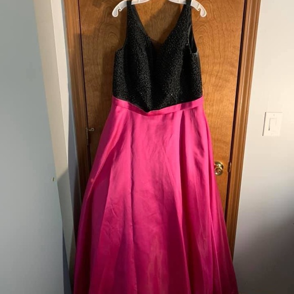 Prom dress - Picture 2 of 3